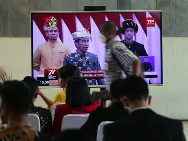 Sejumlah wartawan dan pegawai menyaksikan pidato kenegaraan Presiden Joko Widodo atau Jokowi dalam Sidang Tahunan MPR, DPR, DPD di Gedung Nusantara, Jakarta, Selasa (16/8/2022). Di Gedung Nusantara, Presiden Jokowi akan menyampaikan pidato pada Sidang Tahunan MPR RI Tahun 2022 dan pidato kenegaraan dalam rangka Hari Ulang Tahun (HUT) ke-77 Kemerdekaan RI pada Sidang Bersama DPR RI dan DPD RI Tahun 2022. (Liputan6 com/Angga Yuniar)