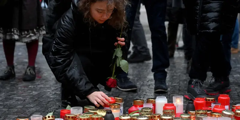 Nyala Lilin dan Karangan Bunga untuk Korban Penembakan Massal di Praha Ceko