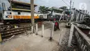 Kendaraan roda dua tetap melintas walaupun sudah ditutup di perlintasan kereta api di kawasan Tanah Abang-Palmerah Jakarta, Jumat (24/6/2022). PT Kereta Api Indonesia (Persero) atau KAI Daop 1 Jakarta menutup enam perlintasan liar sebagai upaya mewujudkan keselamatan dan keamanan perjalanan KA serta masyarakat.  (Liputan6.com/Faizal Fanani)