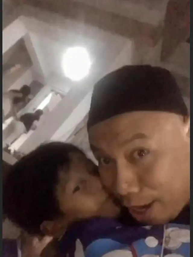 Resmi Bebas, Ini 6 Momen Haru Vicky Prasetyo Bertemu Keluarga