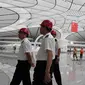 Pejabat pabean berkeliling Terminal Bandara Internasional Daxing Beijing, China, Selasa (9/7/2019). Bandara Internasional Daxing Beijing menerapkan desain ruang terbuka. (GREG BAKER/AFP)