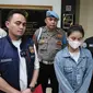 Azizatus Sholihah (24) saat diamankan di kantor polisi Gresik. (Dian Kurniawan/Liputan6.com)