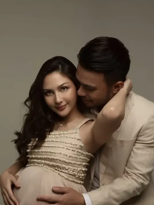 Dengan rambut panjang yang tergerai bergaya wave tanpa poni, MUA Cherry Jessica memoles wajah Jessica Mila dengan makeup warm kecoklatan terlihat dari lipstik kecoklatan yang diaplikasikan. [@jscmila]