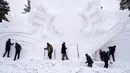 Para pemahat salju mengerjakan karya seni di kompleks Pameran Seni Pahatan Salju Internasional Pulau Matahari Harbin ke-33 di Harbin, Provinsi Heilongjiang, China pada 10 Desember 2020. Ajang tersebut diperkirakan akan dibuka pada pertengahan hingga akhir Desember mendatang. (Xinhua/Wang Jianwei)