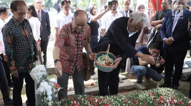 Presiden pertama Timor Leste Xanana Gusmao (kanan) didampingi Ilham Habibie menaburkan bunga saat berziarah ke makam Presiden ke-3 RI BJ Habibie di TMP Kalibata, Jakarta, Minggu (15/9/2019). Xanana dan perwakilan rakyat Timor Leste memanjatkan doa untuk Habibie. (merdeka.com/Iqbal Nugroho)