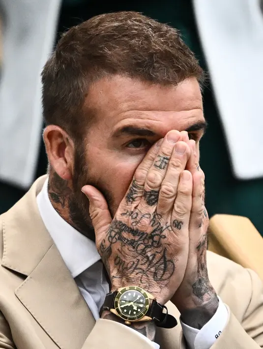 Mengenakan blazer coklat muda, Beckham yang berusia 48 tahun adalah pengunjung tetap All England Club. (AFP/Sebastien Bozon)
