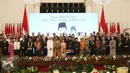 Presiden Jokowi ditemani sejumlah menteri dan perwakilan negara sahabat berpose bersama saat peringatan KAA 2017 di Istana Negara, Jakarta, Selasa (18/4). (Liputan6.com/Angga Yuniar)