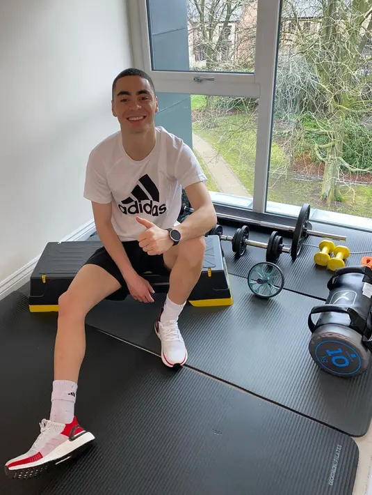 Pemain andalan Newcastle United juga tak lupa menjaga kebugaran saat di luar lapangan. Ia menjaga level kebugarannya dengan latihan mandiri di rumah. Sosok yang viral karena berparas mirip Raditya Dika ini selalu berusaha keras agar bisa jadi pesepak bola sukses. (Liputan6.com/IG/miguel_almiron)