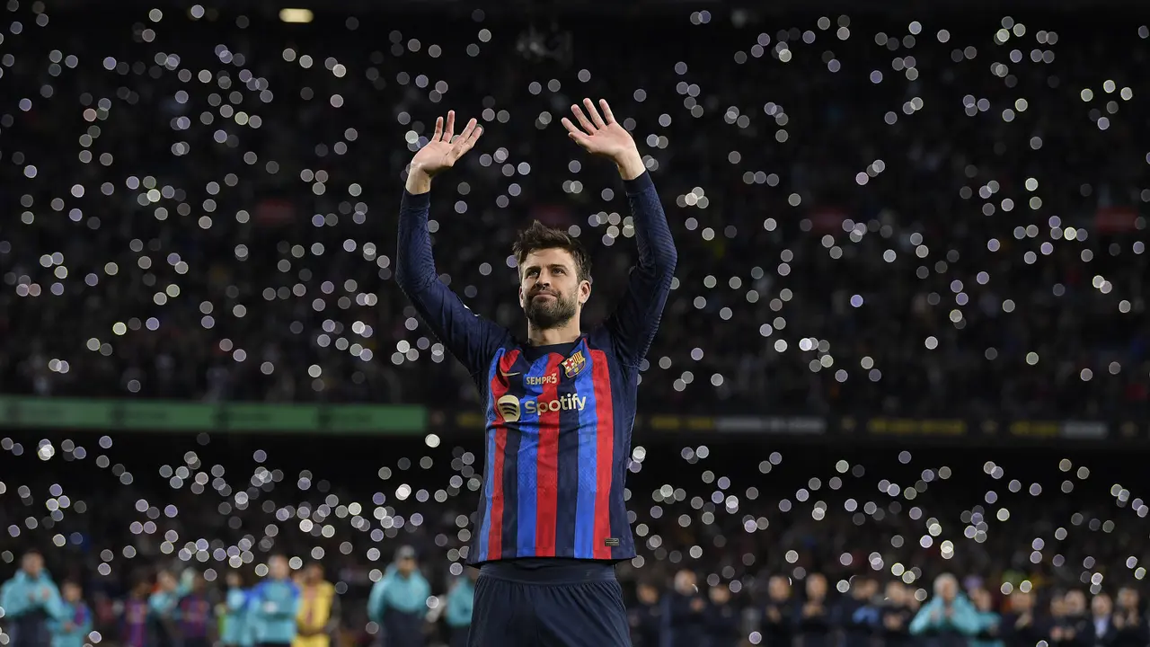 Foto: Gracias, Pique! Momen Pensiun Manis Gerard Pique, Bawa Barcelona Puncaki Klasemen Liga Spanyol