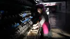Seorang pekerja wanita memilah kepompong ulat sutra di Kim Jong Suk Silk Mill, Pyongyang, Korea Utara (6/1). Pabrik ini mampu menghasilkan benang sutra sebanyak 200 ton. (AP Photo/Wong Maye-E)