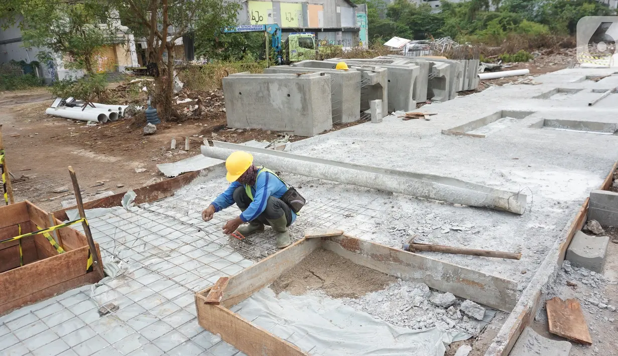 Pekerja menyelesaikan proyek revitalisasi trotoar di kawasan Kemang, Jakarta, Kamis (31/10/2019). Revitalisasi trotoar Kemang yang ditargetkan rampung pada November 2019 ini untuk memaksimalkan kenyamanan pejalan kaki dan mendongkrak aktivitas ekonomi di kawasan tersebut. (Liputan6.com/Angga Yuniar)