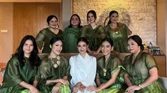 Tiba-tiba bagikan kabar sudah resmi menikah, pernikahan Mikha Tambayong dihadiri oleh keluarga dan kerabat dekat. Tak hanya Mikha dan Deva yang pandai menjaga rahasia agar tidak bocor ke publik, sahabat Mikha dan Deva juga bridesmaids dan groomsmen pasangan ini tutup rapat kabar bahagia tersebut. Para tamu undangan dan para pengiring pengantin kompak unggah momen setelah Mikha dan Deva sah jadi suami istri. (Liputan6.com/IG/@taskyanamya)