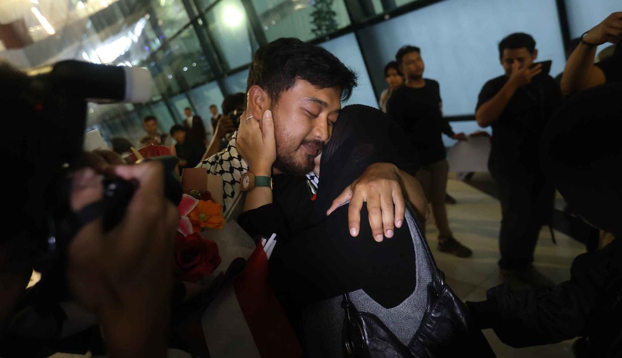 Jurnalis foto Republika, Thoudy Badai, yang tergabung dalam misi Global Sumud Flotilla 2.0 saat tiba di pintu kedatangan Terminal 3 Bandara Internasional Soekarno-Hatta pada Minggu (24/5/2026) sore. (Kapanlagi.com/Budy Santoso)