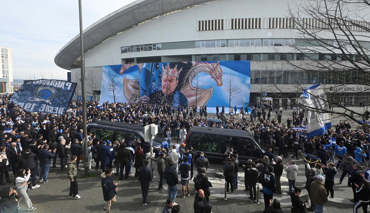 Para suporter FC Porto memadati Stadion Dragao saat mendatangi upacara penghormatan untuk mendiang mantan presiden FC Porto, Jorge Nuno Pinto da Costa pada 17 Februari 2025. Pinto da Costa, menjabat sebagai presiden FC Porto dari tahun 1982 hingga 2024 dan meninggal dunia pada usia 87 tahun. (AFP/Miguel Riopa)
