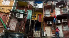 Kondisi rumah susun di kawasan Villa 31, Buenos Aires, Argentina (25/4). Villa 31 adalah kampung kumuh tertua di Argentina yang berada di antara kawasan wisata dan pemukiman mewah Buenos Aires. (AFP PHOTO/Eitan Abramovich)