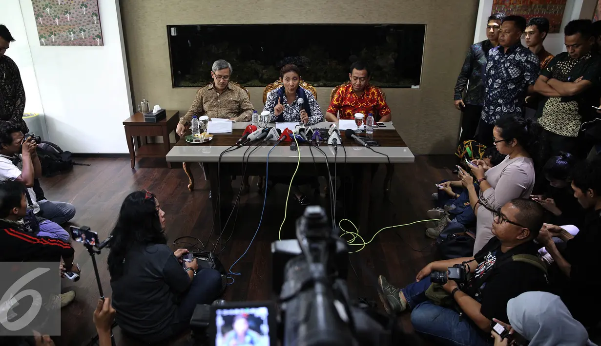 Suasana saat Menteri Kelautan dan Perikanan Susi Pudjiastuti memberikan keterangan pers dikediamannya di Jakarta, Jumat (15/4/2016). Susi Pudjiastuti memberikan keterangan terkait permasalah reklamasi teluk Jakarta. (Liputan6.com/Faizal Fanani)