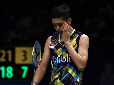 Ganda Putra Indonesia, M Rian Ardianto mengusap wajah saat melawan Mathias Boe/Crasten Mogensen (Denmark) di Semifinal Indonesia Open 2017 di Jakarta, Sabtu (17/6). M Rian Ardianto/Fajar Alfian kalah 17-21, 21-18, 12-21. (Liputan6.com/Helmi Fithriansyah)