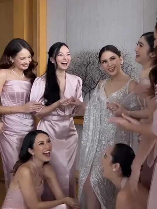 Asmirandah tampil dengan rambut panjang yang diikat setengah dan sedikit poni sampingnya. @asmirandah89