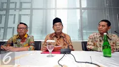 Ketua BPK RI, Harry Azhar Azis (tengah) bersama Dirjen Pajak, Ken Dwijugiasteadi memberikan keterangan di Kantor Dirjen Pajak, Jakarta, Jumat (15/4/2016). Harry dipanggil untuk melakukan klarifikasi SPT SPT Tahunan PPh. (Liputan6.com/Helmi Fithriansyah)