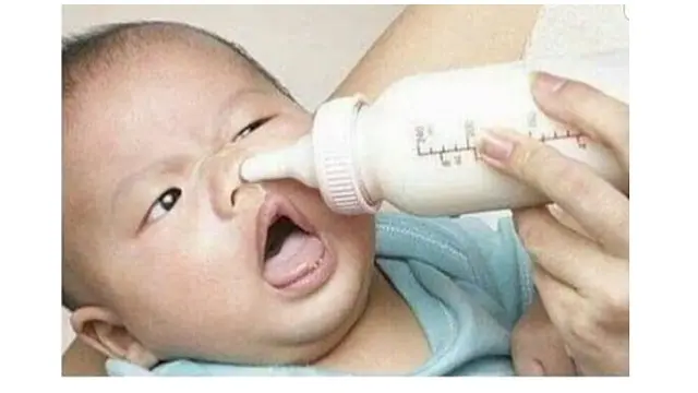 Ngakak, Begini Tingkah Absurd Orangtua Saat Mengasuh Anak