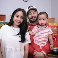 Pasangan selebriti Raffi Ahmad dan Nagita Slavina tengah sibuk mempromosikan film Rafathar. Film yang menganbil judul nama anaknya yang memiliki kekuatan super. (Adrian Putra/Bintang.com)