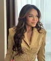 Dalam outfit berwarna cokelat, Bunda Corla menampilkan dirinya dalam riasan wajah bernuansa kecokelatan yang hangat. Makeup yang pas membuat wajahnya terlihat lebih cantik, mempertajam area mata dan bibir. Foto: Instagram.