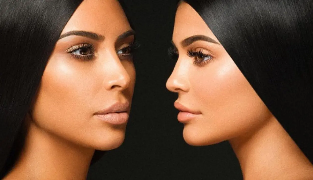 Nah kalau yang ini saat Kim Kardashian dan Kylie yang tengah melakukan sesi foto untuk brand KKW X KYLIE makeup. Mana Kylie mana Kim, hayo? (Instagram/Hollywoodlife)