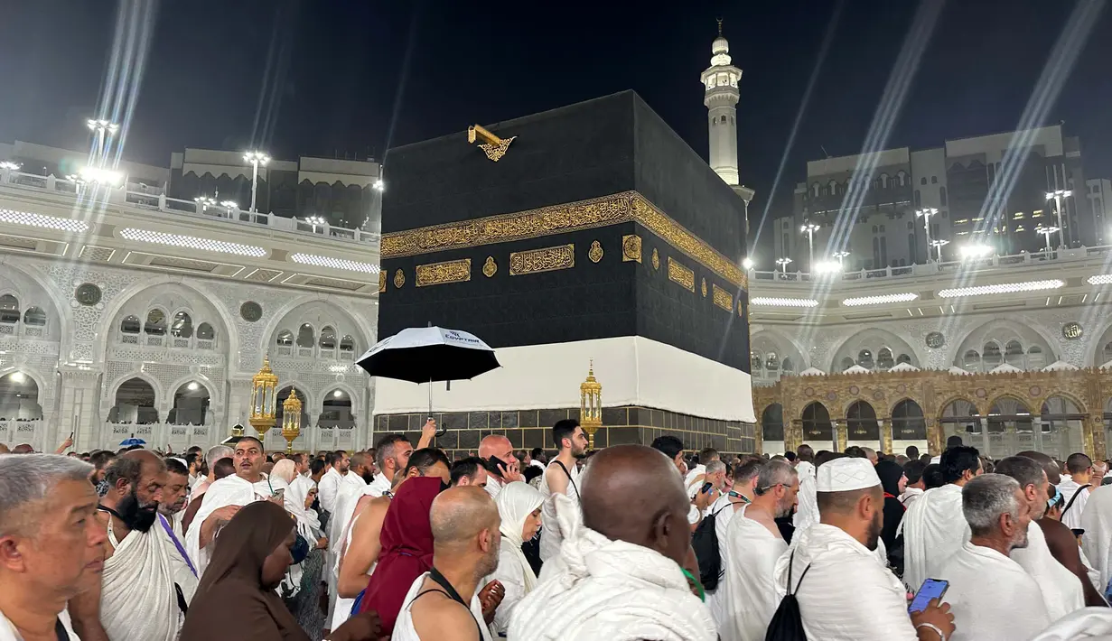 Umat Muslim berkumpul untuk salat di sekitar Ka'bah, kompleks Masjidil Haram, kota Makkah pada 2 Juni 2025. (Foto oleh AFP)