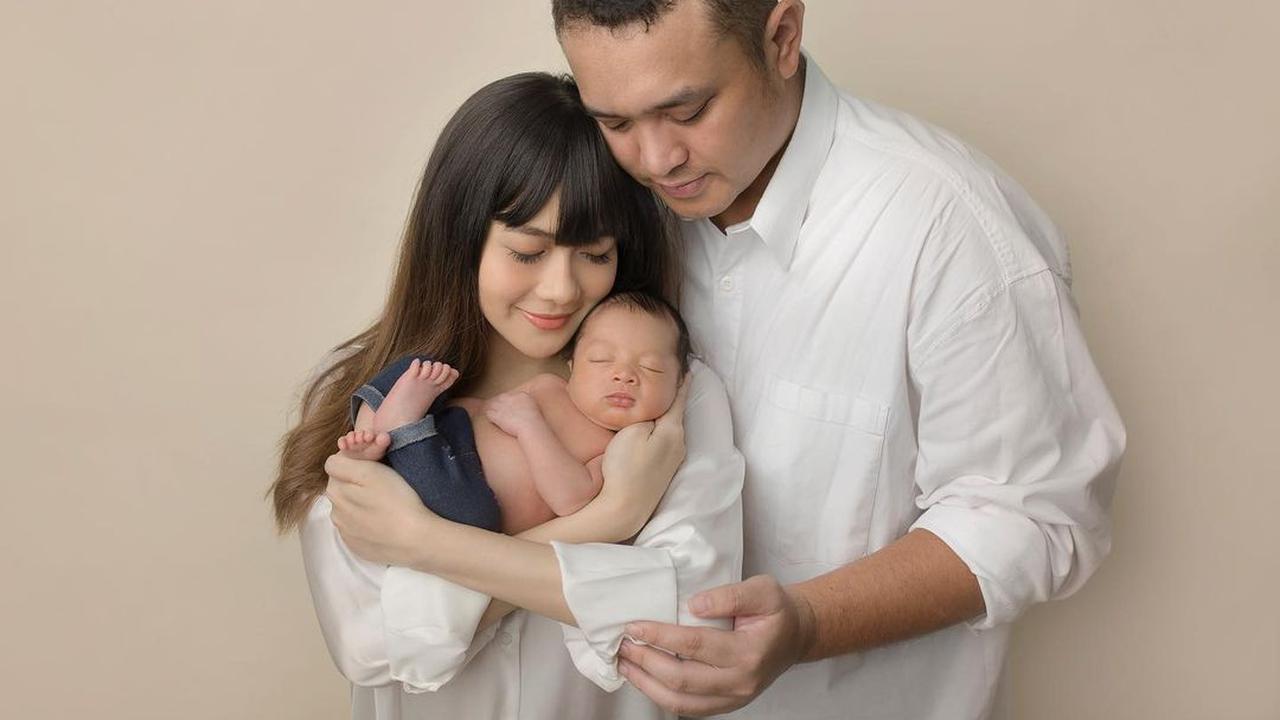 5 Pemotretan Keluarga Gilang Dirga dan Adiezty Fersa Bersama Buah Hati