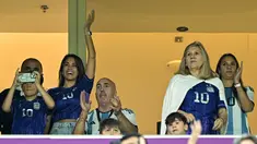 Istri penyerang Argentina Lionel Messi, Antonela Roccuzzo (kedua kiri), ibunya Celia Maria Cuccittini (kedua kanan) dan dua putranya, Thiago (kiri) dan Ciro (ketiga kanan) menunggu Pertandingan semifinal Piala Dunia 2022 antara Argentina melawan Kroasia di Stadion Lusail di Lusail, Doha, Rabu (14/12/2022).  Argentina menang atas Kroasia 3-0. (AFP/Juan Mabromata)
