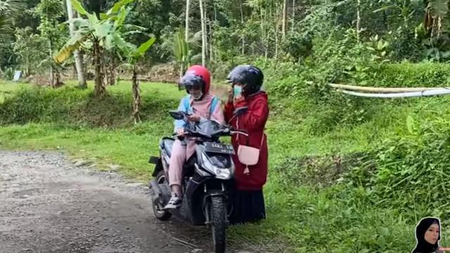 6 Momen Lesty Kejora Pulang Kampung Naik Motor, Gayanya Curi Perhatian