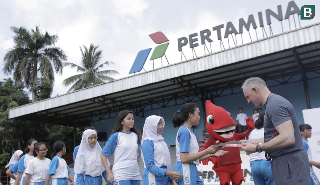 Anak-anak menerima sertifikat usai mendapatkan pelatihan sepak bola dari Liverpool di Lapangan Sepak Bola Pertamina, Jakarta, Jumat (9/3/2018). Kegiatan ini dalam rangka LFC World Jakarta. (Bola.com/Vitalis Yogi Trisna)