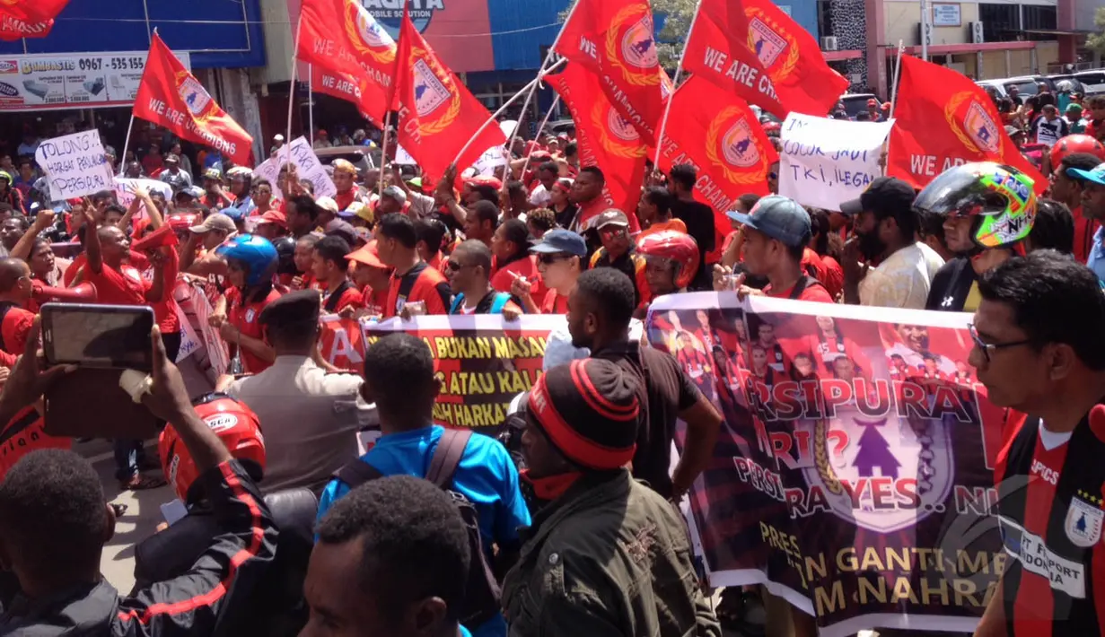 Ratusan Persipura Mania kompak mengenakan busana serba merah saat aksi damai di halaman Kantor DPR Papua, Selasa (26/5/2015). Aksi ini sempat membuat kemacetan panjang. (Liputan6.com / Katharina Janur)