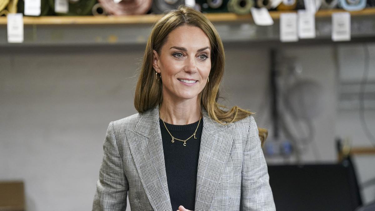 Kate Middleton Tiru Gaya Putri Diana Saat Kunjungi Pabrik Tekstil, Kirim Pesan Tersembunyi untuk Pangeran William