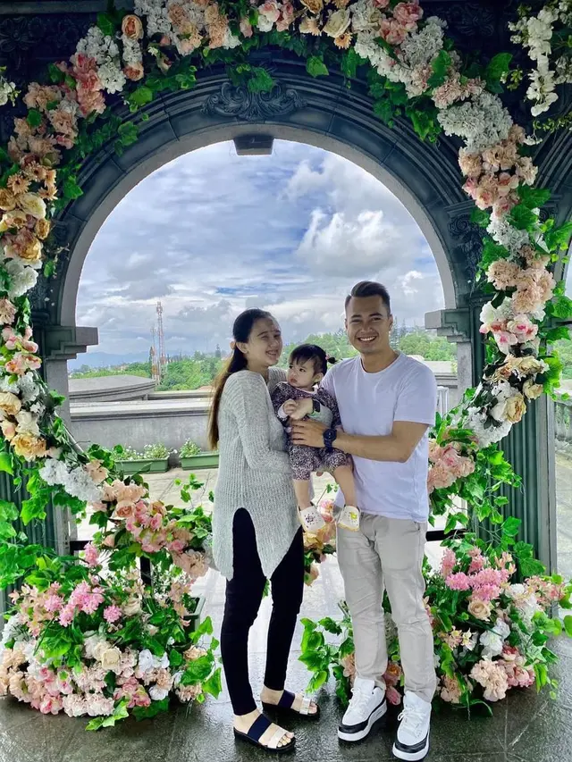 Eza Gionino dan Istri Dikaruniai Anak Kedua, Ini 7 Potret Perjalanan Kehamilannya
