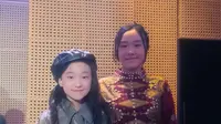 Chaterine Liu dan Michelle Liu, dua kakak beradik yang tengah mempersiapkan koleksi fesyen yang akan ditampilkan di salah satu panggung mode paling bergengsi di dunia, Front Row Paris 2023. (dok. Liputan6.com/Farel Gerald)