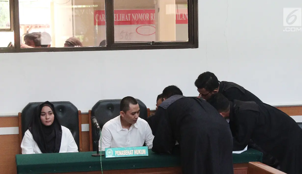 Terdakwa kasus First Travel Andika Surachman berbicara dengan tim kuasa hukumnya saat sidang di PN Depok, Jawa Barat, Rabu (30/5). Andika Surachman divonis 20 tahun penjara. (Liputan6.com/Herman Zakharia)