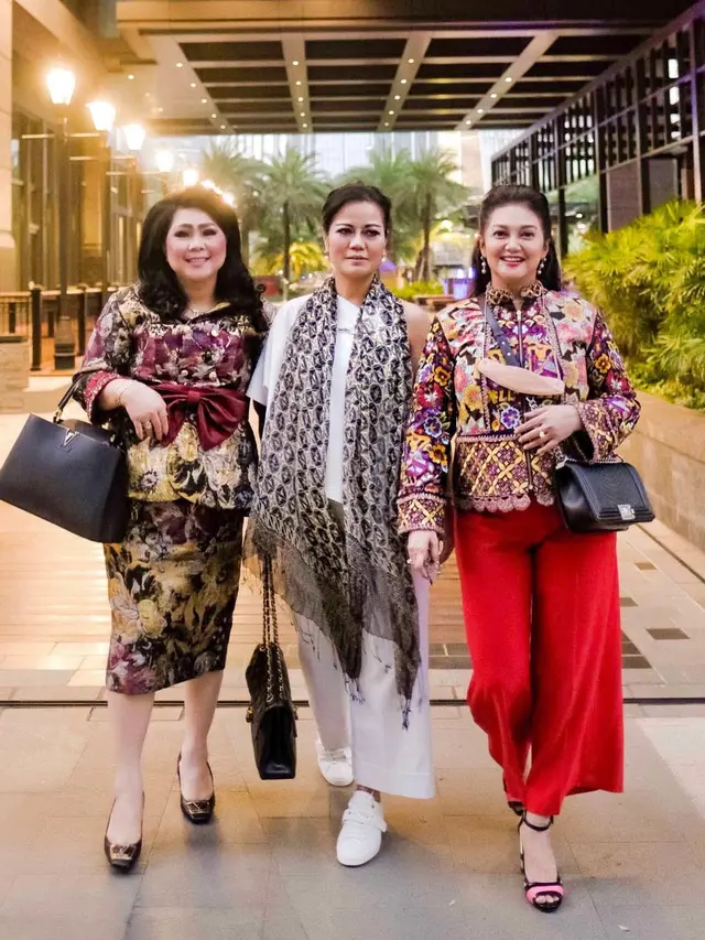 Inspirasi Outfit Batik ala Bella Saphira