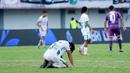 Pemain PSS Sleman, Bagus Nirwanto, tertunduk lesu setelah ditaklukkan Persita Tangerang pada laga pekan ke-28 BRI Liga 1 2022/2023 di Stadion Indomilk Arena, Tangerang, Kamis (2/3/2023). Persita menang dengan skor 2-1. (Bola.com/M Iqbal Ichsan)