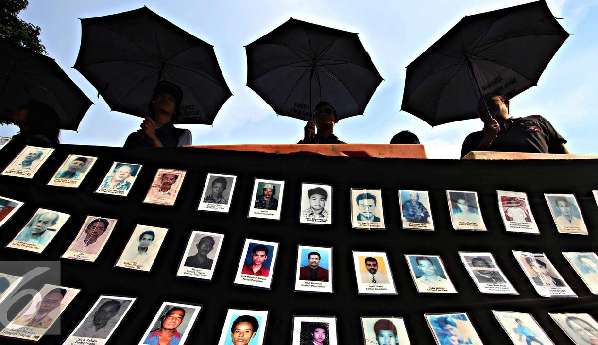 Jaringan Solidaritas Korban untuk Keadilan (JSKK) melakukan aksi Kamisan ke-436 di depan Istana Negara, Jakarta, Kamis (24/3). Aksi tersebut sekaligus memperingati Hari Internasional untuk Hak. (Liputan6.com/Immanuel Antonius)