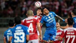 Bek Madura United, Jacob Mahler (kiri) berduel udara dengan bek Persib Bandung, Alberto Rodriguez pada laga leg kedua final Championship Series BRI Liga 1 2023/2024 di Stadion Gelora Bangkalan, Madura, Jumat (31/5/2024). (Bola.com/Bagaskara Lazuardi)