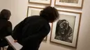 Pengunjung memperhatikan lukisan berjudul Femme qui pleure karya Pablo Picasso dalam pameran 'Guernica' di Museum Picasso, Paris, Prancis, Jumat (23/3). Pameran didedikasikan untuk lukisan luar biasa Pablo Picasso. (AP Photo/Christophe Ena)