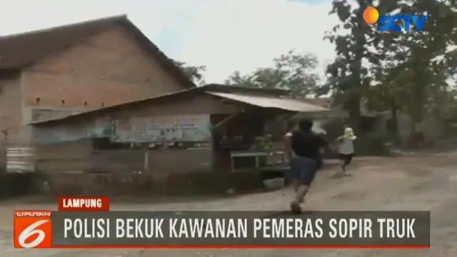 Dari para pelaku, polisi juga menyita uang pecahan Rp 2.000 dan uang recehan logam hasil memeras para sopir angkutan barang yang melintas.