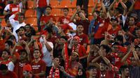 Suporter PSM Makassar, The Macz Man saat memberikan dukungan kepada timnya di Stadion Pakansari, Bogor, (15/5/2017). (Bola.com/Nicklas Hanoatubun)