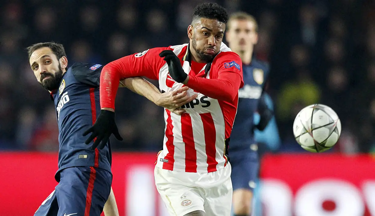 Pemain Atletico Madrid, Juanfran, berupaya menahan laju pemain PSV Eindhoven, Jurgen Locadia pada laga leg pertama babak 16 besar Liga Champions di Stadion PSV, Kamis (25/2/2016). Kedua tim bermain imbang 0-0. (Reuters/Michael Kooren)