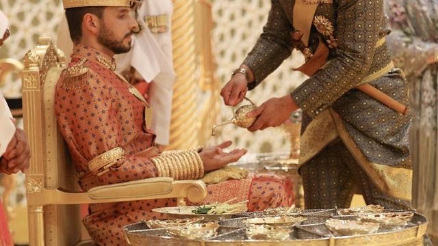 7 Potret Pangeran Abdul Mateen di Royal Wedding Sang Kakak, Curi Perhatian