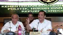 Menko Polhukam Luhut Pandjaitan (kanan) saat konferensi pers di kantor Kementerian Koordinator Polhukam, Jakarta, Jumat, (11/12). Luhut menampik keterlibatan dirinya atas kasus lobi Freeport. (Liputan6.com/Angga Yuniar)