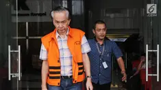 Direktur Utama PT PBM Puspo Sukrisna alias Asun (kiri) keluar dari Gedung KPK, Jakarta, Rabu (25/7). Asun menandatangani perpanjangan penahanan untuk 40 hari ke depan. (Merdeka.com/Dwi Narwoko)