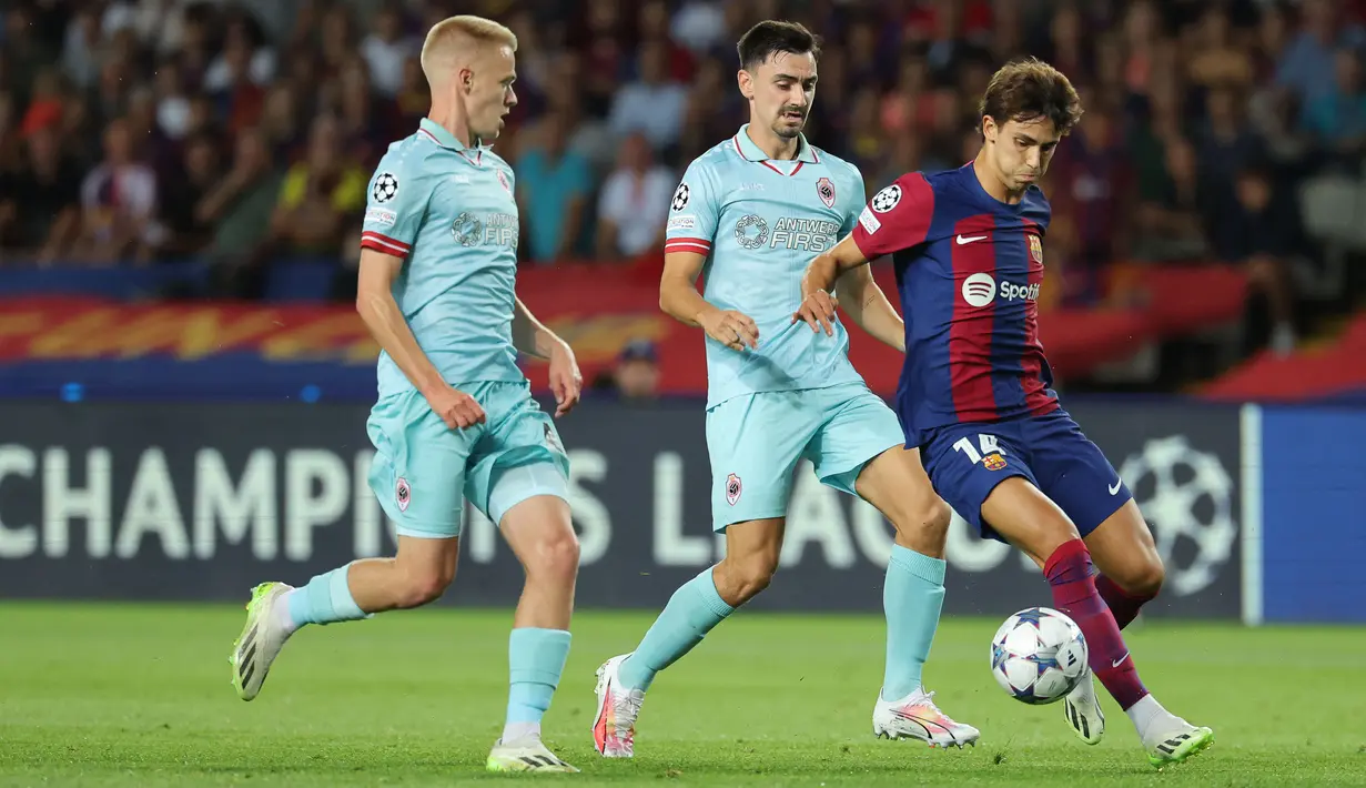 Pemain Barcelona Joao Felix, berusaha melewati pemain Antwerp FC pada laga Liga Champions di Estadio Olimpico Lluis Companys, Barcelona, Rabu (20/9/2023). Pemain asal Portugal itu memborong dua dari lima gol kemenangan Barca atas Antwerp FC. (AFP/Lluis Gene)
