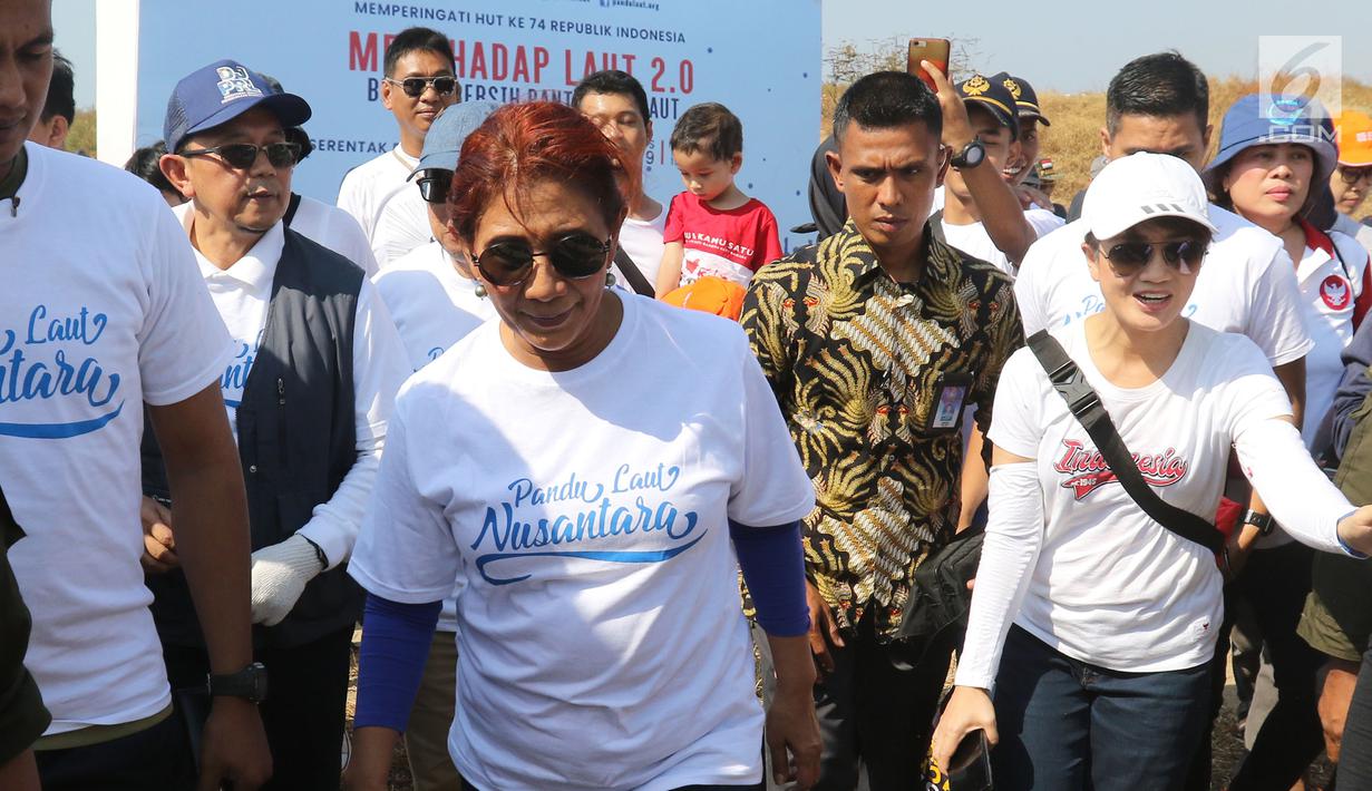Menteri Kelautan dan Perikanan Susi Pudjiastuti tiba di Pantai Timur Ancol, Jakarta, Minggu (18/8/2019). Gerakan Menghadap Laut 2.0 akan diikuti oleh puluhan komunitas pecinta laut dan influencer serentak di lebih dari 100 titik lokasi di seluruh Indonesia. (Liputan6.com/Herman Zakharia)